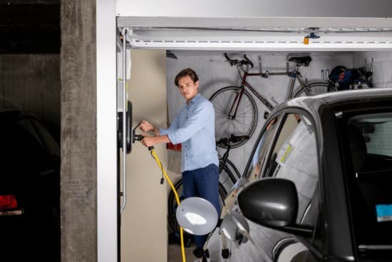 homme recharge voiture electrique box parking