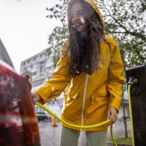 Y a-t-il un risque à recharger sa voiture électrique sous la pluie ? 