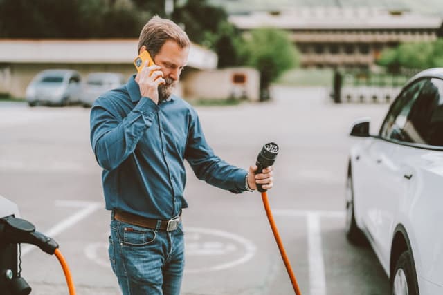 Rechargez vos véhicules électriques d'entreprise avec IZI by EDF