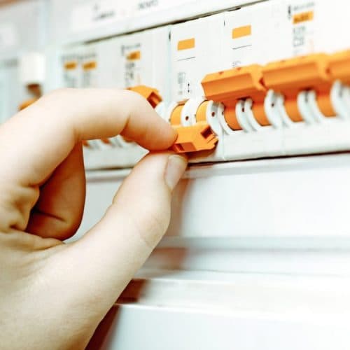 Disjoncteur ou contacteur : dans quels cas les utiliser ?