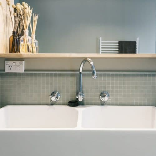 Distance entre le robinet du lavabo et une prise électrique : que dit la norme ?