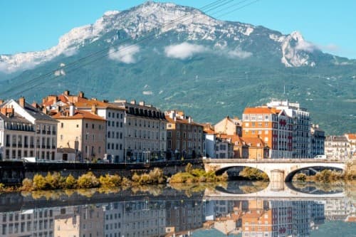 vue paysage grenoble et montagne en fond