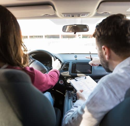 Passer son permis de conduire en voiture électrique : avantages et inconvénients