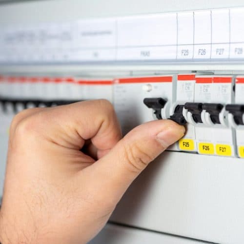 Quand utiliser un disjoncteur bipolaire pour protéger un circuit ?