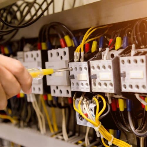 Comment sertir une cosse électrique sur un fil avec une pince ?