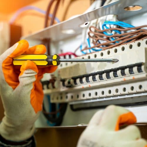 Normes électriques : quelles vérifications pour quel type de bien ?