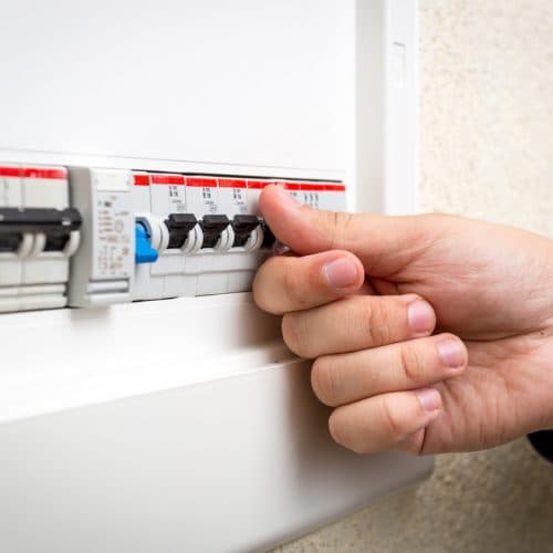 Fixer un tableau électrique sur une goulotte GTL