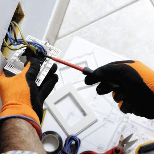 Qui paye les travaux d’électricité : locataire ou propriétaire ?
