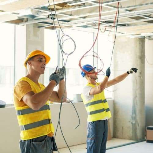 Fils électriques au plafond : 3 options pour les dissimuler