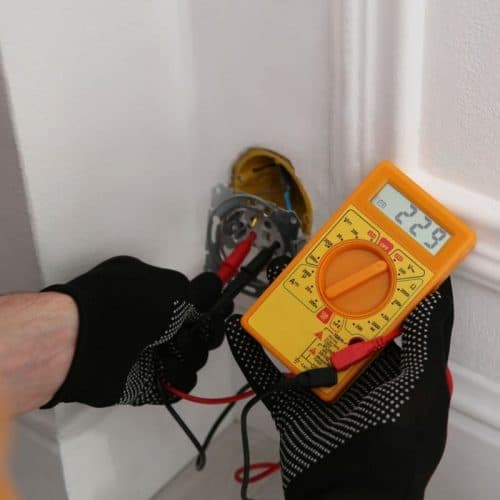 Comment repérer le fil neutre dans une prise électrique avec un multimètre ?