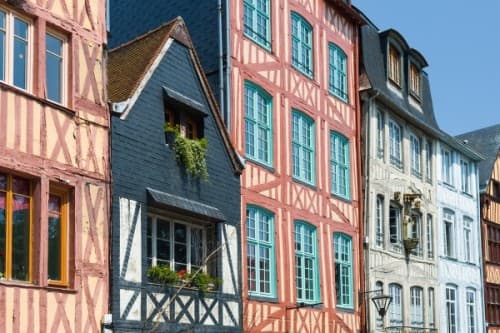 vue facade immeuble a colombage centre ville rouen