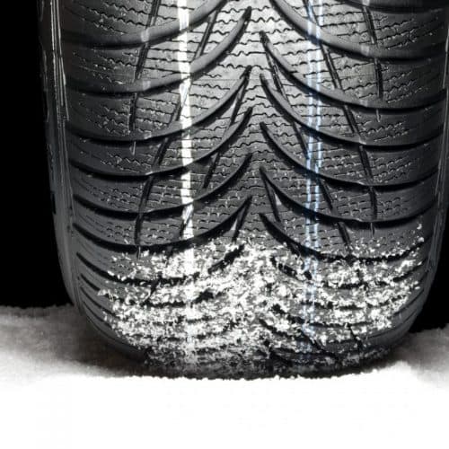 Quels pneus hiver choisir pour sa voiture électrique lorsqu’il neige ?