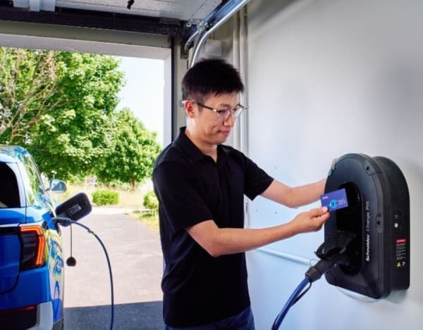 homme recharge son vehicule electrique a domicile sur une borne
