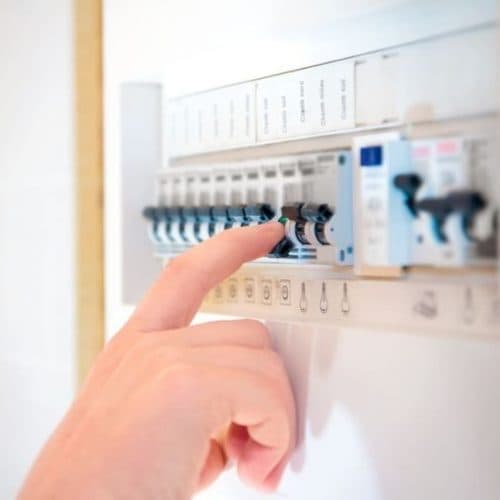 Que dit la norme sur l’emplacement du tableau électrique à domicile ?