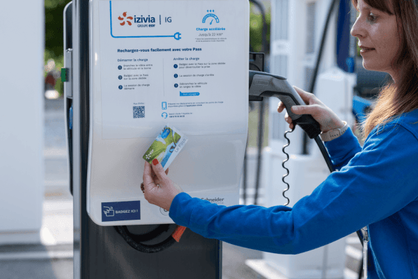 femme active carte de recharge sur borne izivia