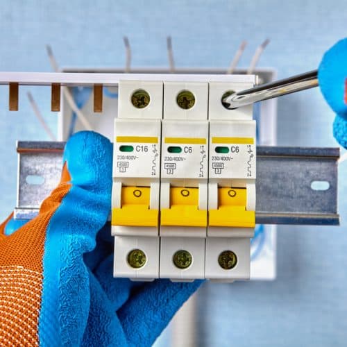 Quel disjoncteur choisir : bornes automatiques ou bornes à vis ?