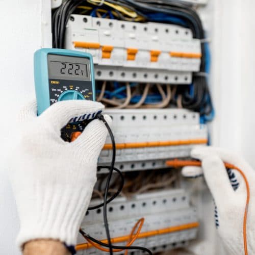 Qui pour vérifier l’installation électrique d’un particulier ?