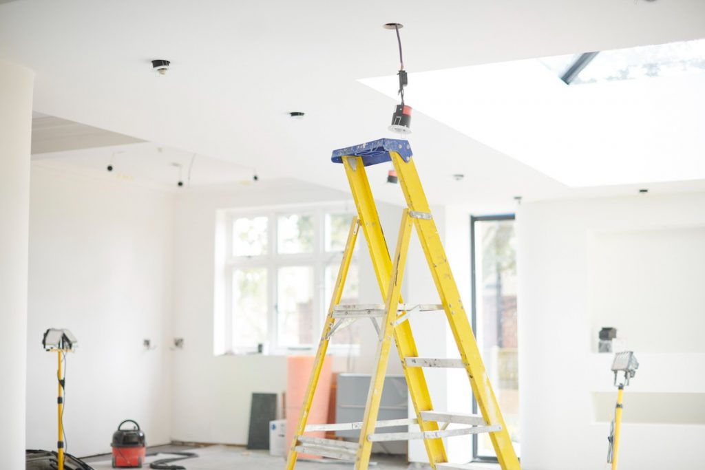 travaux interieur avec escabeau jaune