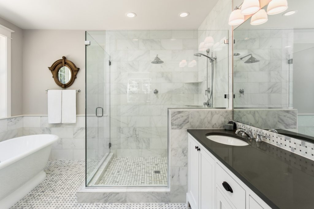 eclairage salle de douche blanche