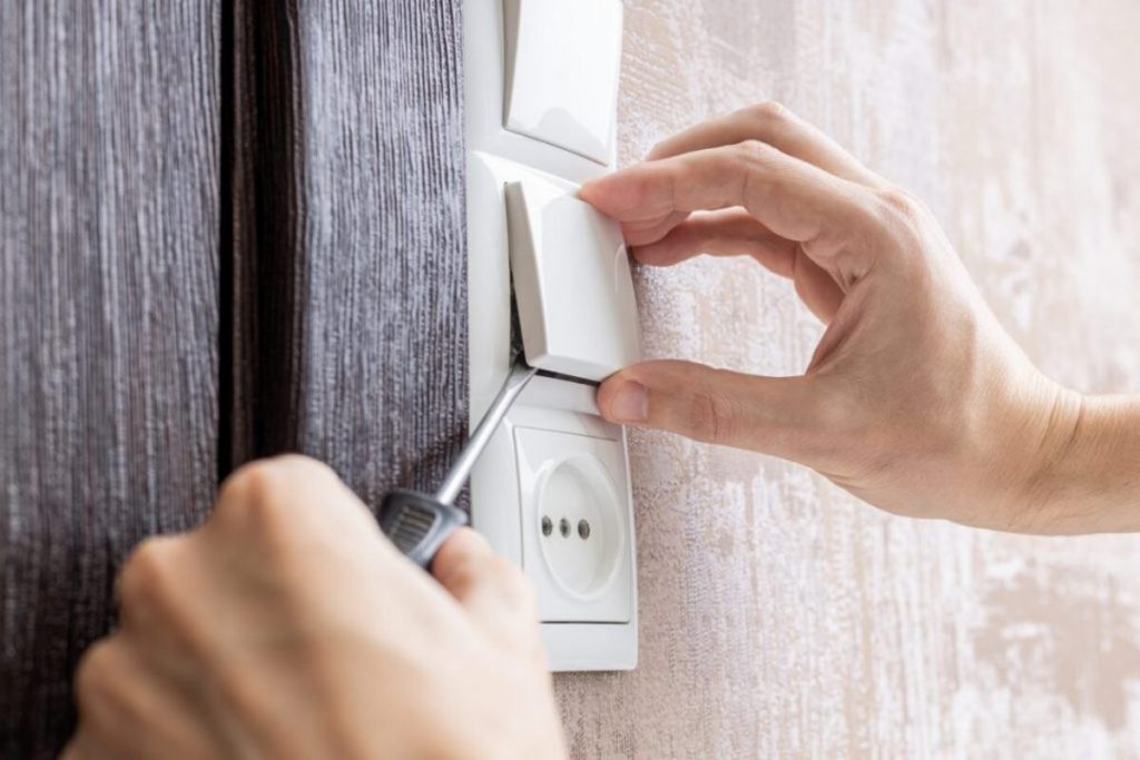 mains démontant un bouton poussoir