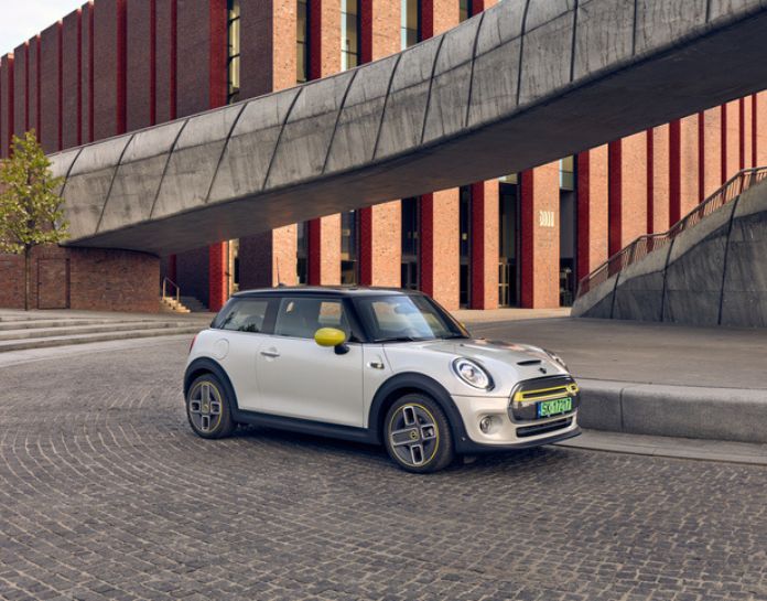 mini cooper electric roulant en ville