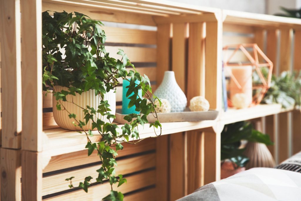 caisse decoratives en bois avec objets deco