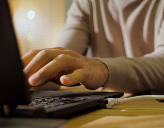 mains homme tapent sur clavier ordinateur