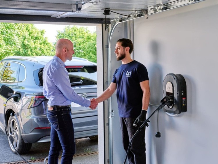 installateur irve donne poignee de main a un client