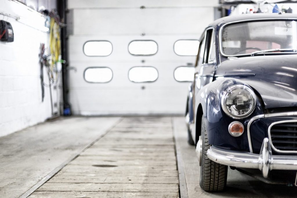 Rétrofit : voiture de collection au garage