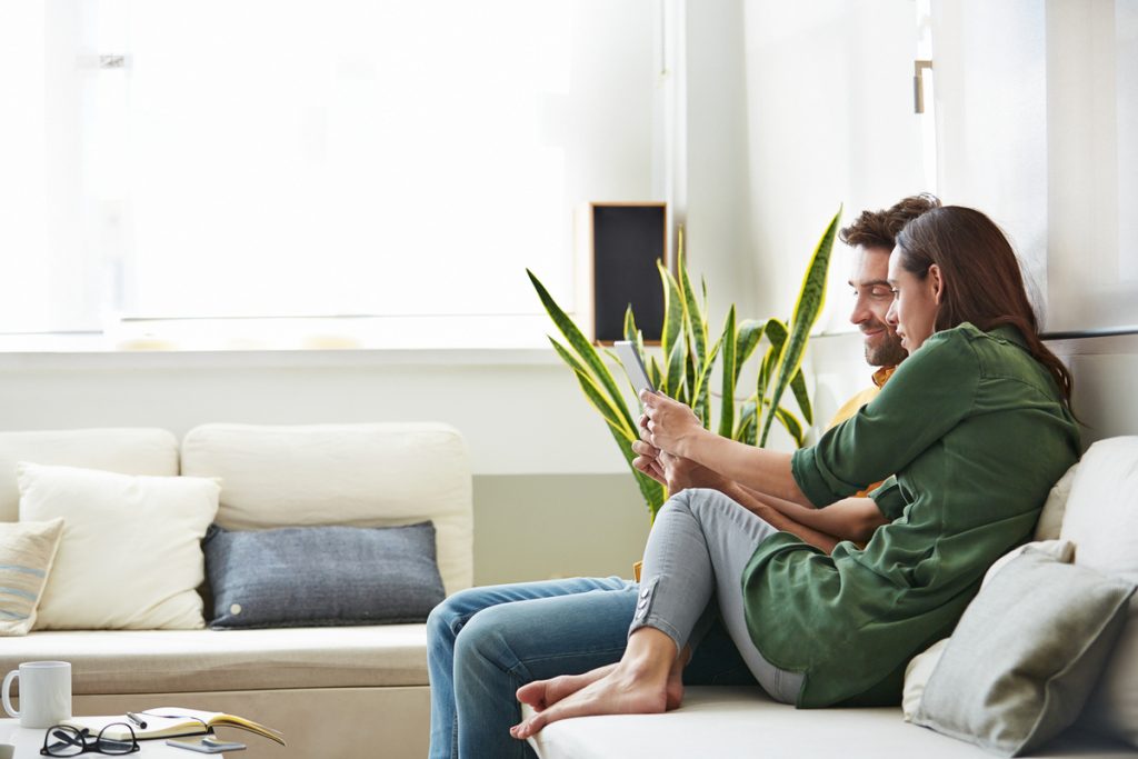 couple utilise tablette digitale