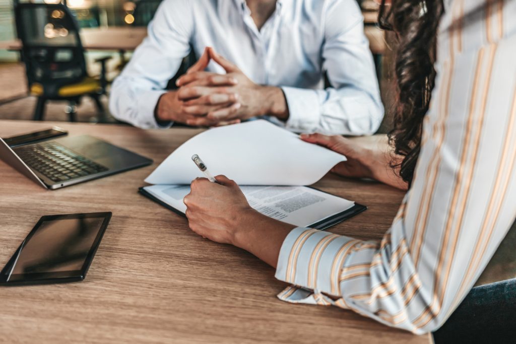deux femmes negociant contrat autour table