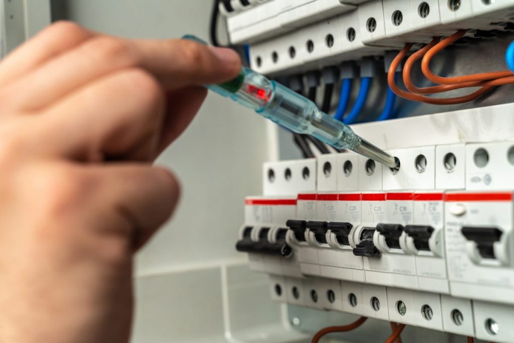 peigne disjoncteur électrique