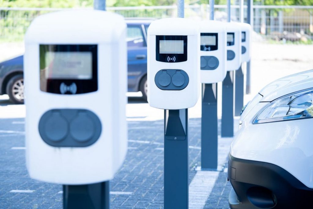 plusieurs bornes de recharge electrique
