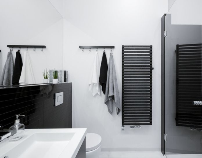 salle de douche noir et blanc