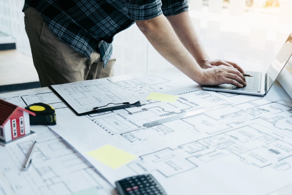 architecte travaille sur plans
