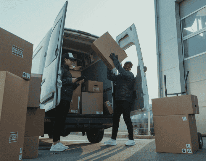 livreur cartons dans utiliteur