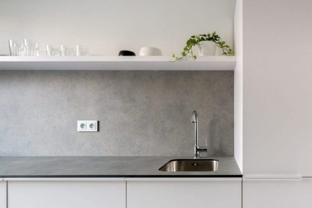 plan de travail cuisine blanche avec credance grise