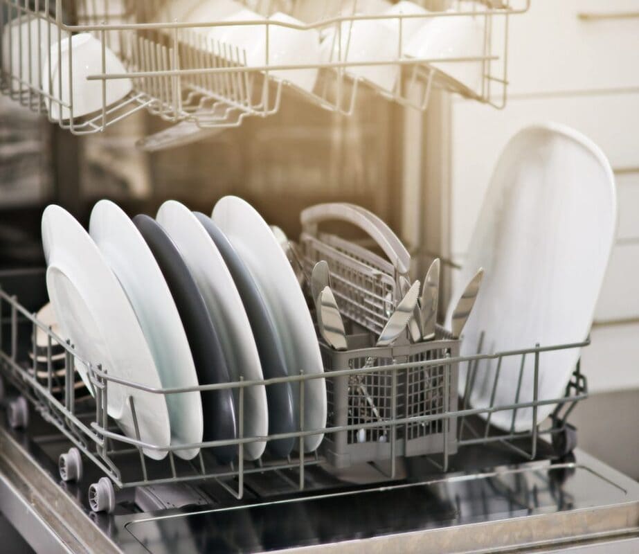 assiettes blanches dans lave-vaisselle