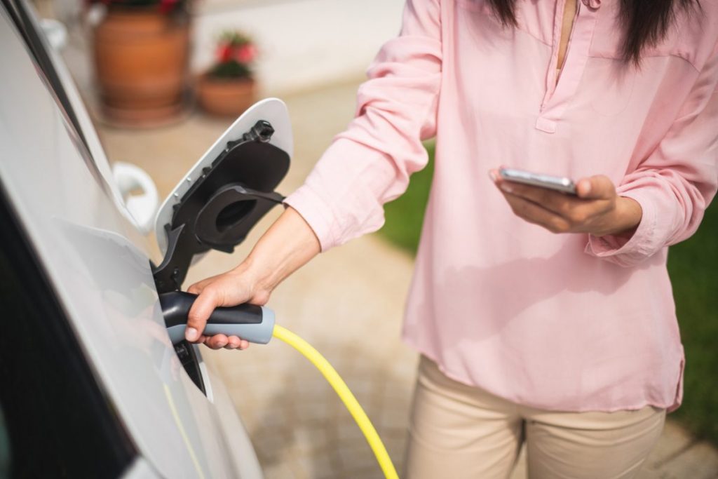 Recharger une voiture électrique grâce à une borne : simple et rapide