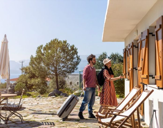 vacanciers ouvrent porte maison location