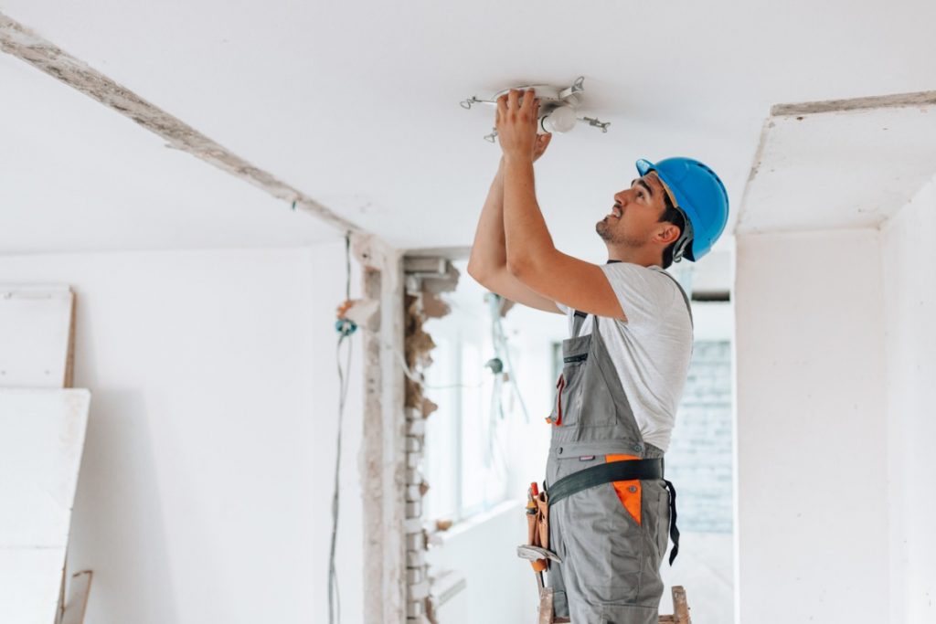 electricien repare spot lumineux plafond