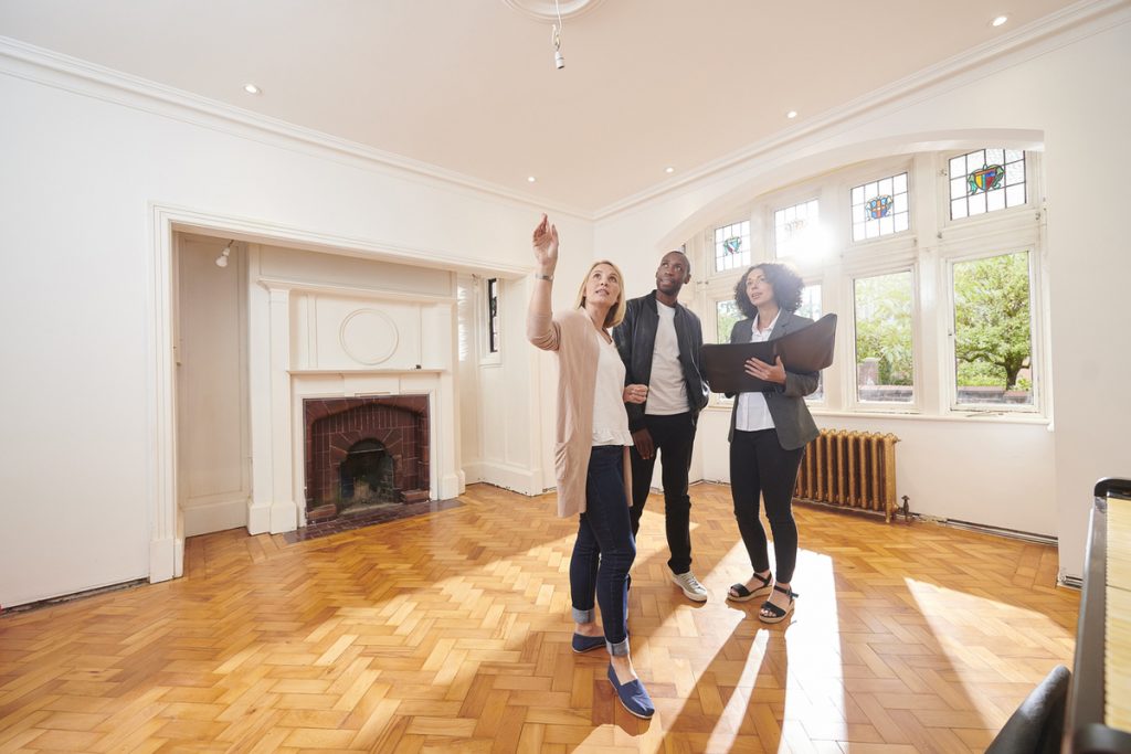 couple acquereurs avec agent immobilier