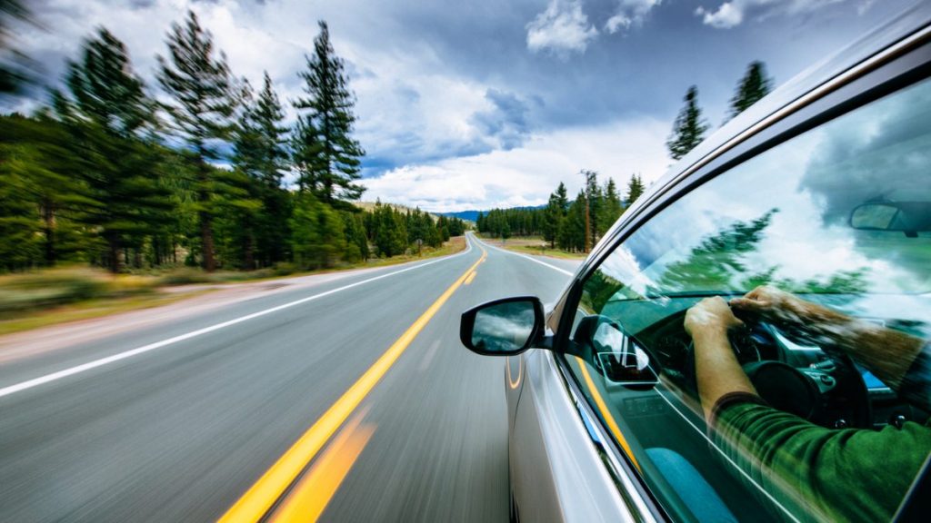 voiture électrique qui réduit sa vitesse pour plus d'autonomie