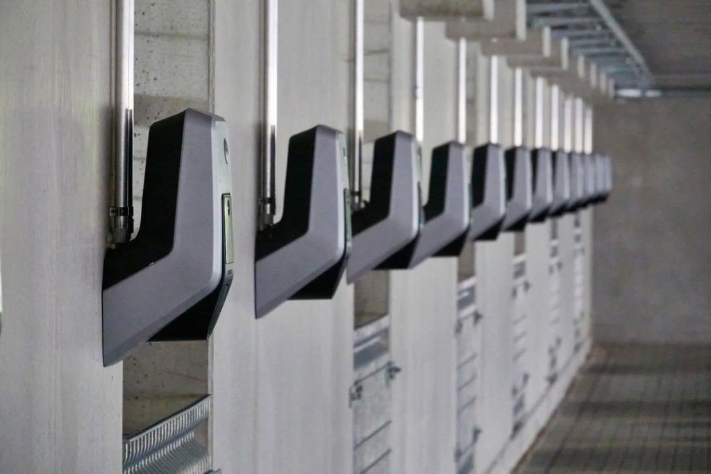 parking d'une entreprise multinationale équipé de borne de recharge pour voiture électrique