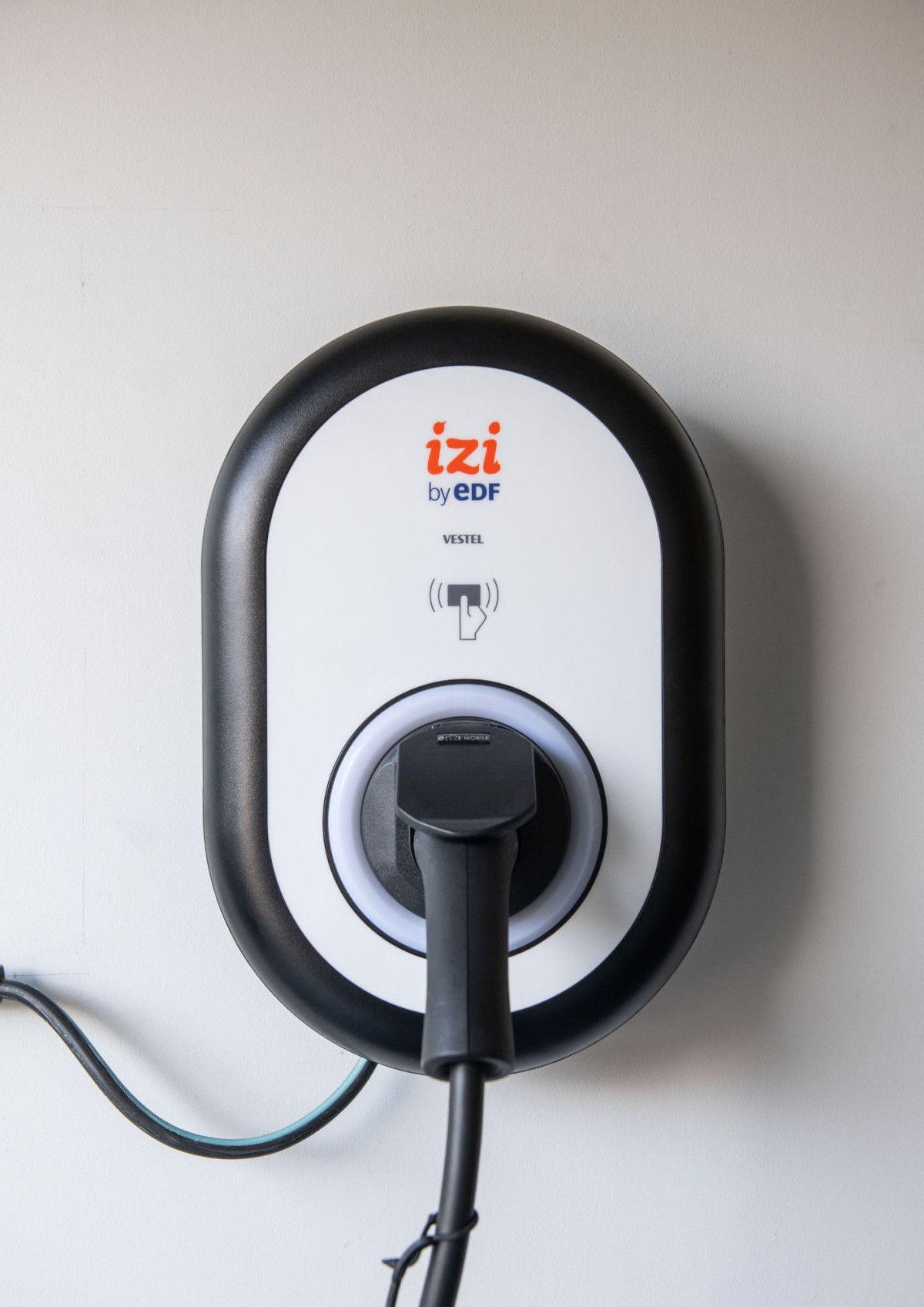 Quelle borne pour Tesla installer à la maison ? - IZI by EDF