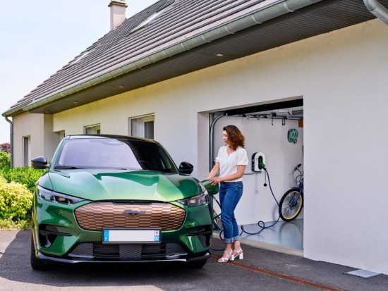 particulier recharge sa voiture electrique en maison