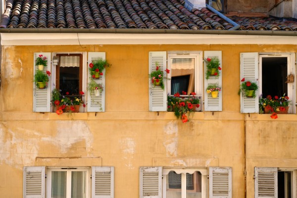 vue facade maison orangee