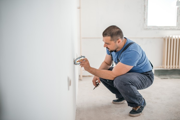 Réalisez vos travaux d'électricité en toute sécurité avec IZI by EDF