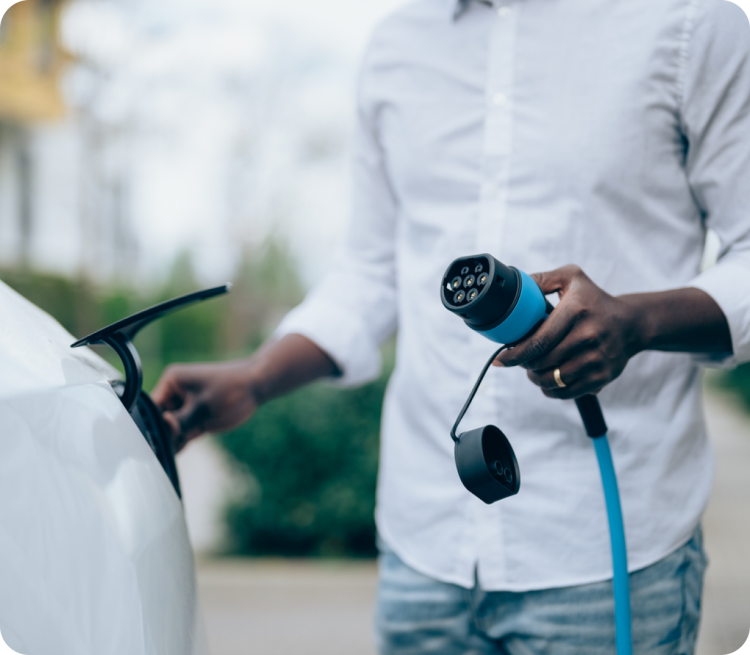 homme en chemise branche prise recharge voiture