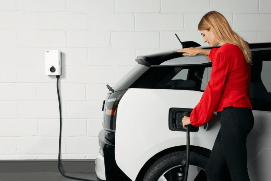 femme recharge vehicule electrique dans garage